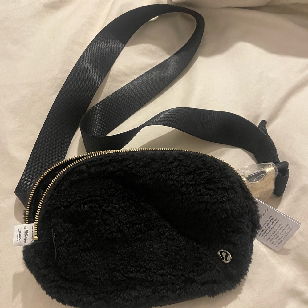 NWT Lululemon Everywhere Sherpa Fleece Belt Bag Fanny Pack In Black